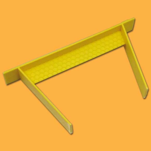 Das Kunststoff-Rähmchen mit Anfangswabe ist kochfest und eignet sich perfekt für das KIRCHHAINER®-Begattungskästchen. Mit einer Länge von 170 mm und einer Breite von 22 mm ist es ideal für den Einsatz in der Bienenzucht.