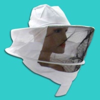 Die Ersatzhaube für den Overall Art. 5047 bietet optimalen Schutz vor Bienenstichen. Sie ist perfekt auf den Overall abgestimmt und gewährleistet einen sicheren und komfortablen Arbeitsprozess im Bienenstock. Ideal für Imker*innen, die ihre Ausrüstung ergänzen möchten.