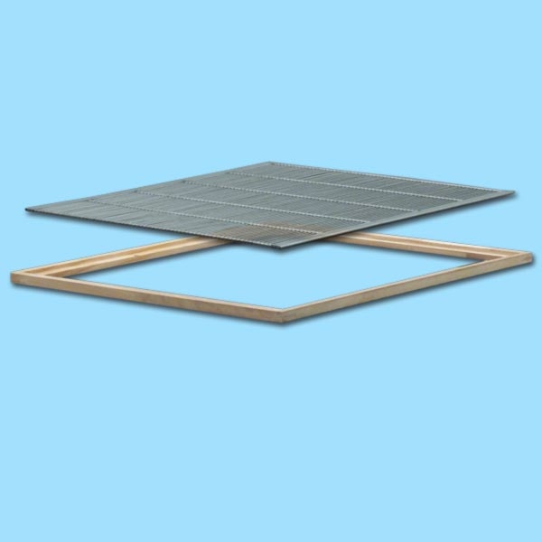 Das Metall-Absperrgitter für die MCB-Beute ist im Holzrahmen eingefasst und hat eine Größe von 509 x 426 mm. Es schützt die Bruträume vor der Königin und stellt sicher, dass die Bienenstruktur in der Beute intakt bleibt.