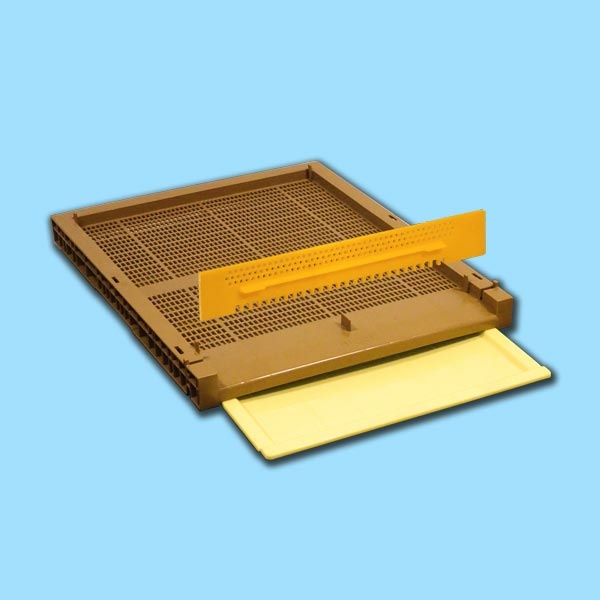 Der MCB Kunststoffboden ist eine exzellente Wahl für Imker, die einen robusten und funktionalen Boden für ihre Beuten suchen. Mit einer Größe von 54 x 43 cm und einer Höhe von 4,5 cm passt dieser Boden perfekt in Langstroth und Dadant US Zargen. Der Boden verfügt über eine feste, kurze Anflugnase und bietet eine großflächige Belüftung, was ihn besonders geeignet für die Varroa-Kontrolle macht. Ein zuverlässiger Fluglochverschluss- und Mäuseschieber ist ebenfalls integriert. Hergestellt aus unverwüstlichem PE Kunststoff, garantiert der MCB Kunststoffboden Langlebigkeit und einfache Handhabung.
