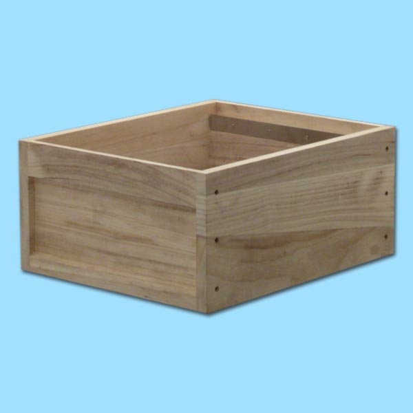 Die MCB Ganzzarge-Zander aus Holz ist für 10 Zander-Rähmchen ausgelegt. Mit einer Größe von 477 x 220 mm ist sie die perfekte Wahl für Imker, die eine stabile und funktionelle Beute suchen. Diese Zarge ist aus hochwertigem Holz gefertigt, das für seine lange Lebensdauer bekannt ist. Sie eignet sich für den Einsatz in verschiedenen Bienenhaltungssystemen und bietet eine ideale Grundlage für die Zucht und Honigproduktion.