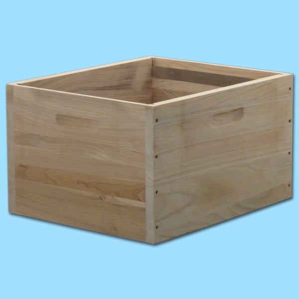 Die MCB Brutraumzarge-Dadant-US aus Holz ist speziell für 10 Dadant-US-Rahmen geeignet. Mit einer Größe von 482 x 285 mm bietet sie ausreichend Platz für die Bienen, um ihre Brut zu pflegen. Diese Zarge ist aus hochwertigem Holz gefertigt, das für seine Stabilität und Langlebigkeit bekannt ist. Ideal für die Bienenhaltung in der Dadant-US-Zargenform, bietet sie eine gute Belüftung und Wärmeisolation.