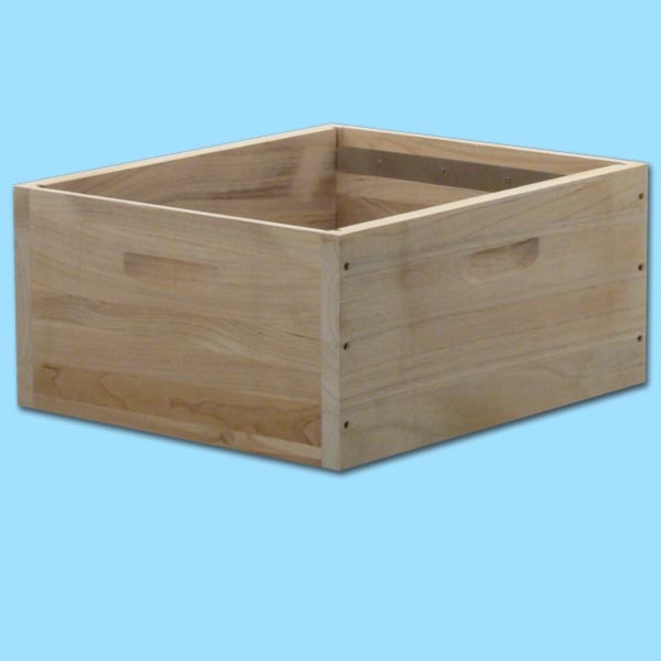 Die MCB Brutraumzarge -Dadant-Blatt- aus Holz ist für 10 Dadant-Blatt-Rähmchen geeignet. Mit einer Größe von 470 x 300 mm bietet sie den Bienen genügend Platz für die Brutpflege. Die Zarge aus stabilem Holz sorgt für eine gute Belüftung und optimale Bedingungen für die Bienenhaltung. Ideal für den Einsatz in der Imkerei, speziell in Dadant-Blatt-Beuten.