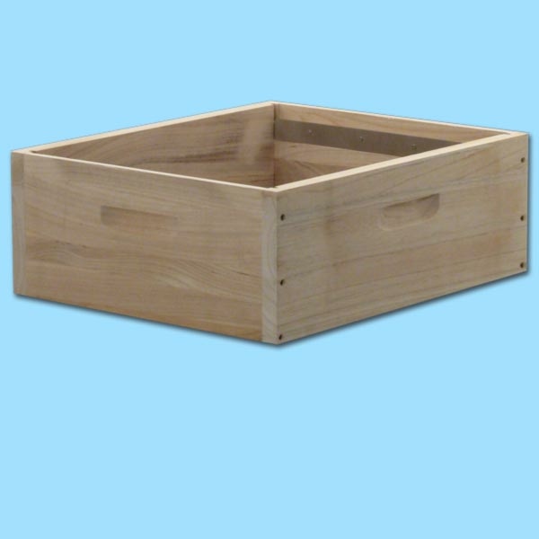 Die MCB Honigraumzarge -Dadant-Blatt- aus Holz ist für 10 Dadant-Blatt-Rähmchen mit den Maßen 470 x 159 mm geeignet. Diese Zarge ist speziell für den Honigraum konzipiert und bietet den Bienen ausreichend Platz, um Honig zu lagern. Sie ist aus robustem Holz gefertigt, das für seine Langlebigkeit und isolierenden Eigenschaften bekannt ist. Ideal für die Honigernte und Lagerung.