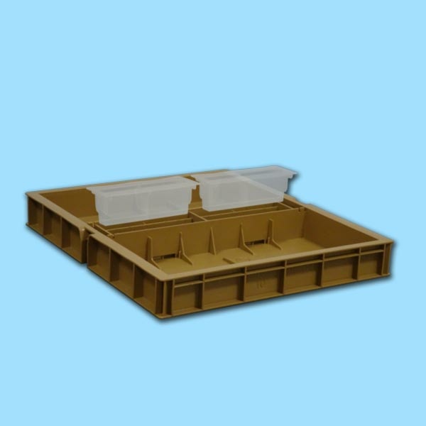 Die MCB Kunststoff-Futterzarge für 7 l ist aus einem Stück gefertigt und verfügt über einen Plastikeinsatz mit Mittelaufstieg und Abdeckung. Mit den Maßen 50 x 43 cm und einer Höhe von 6 cm eignet sie sich hervorragend für die Fütterung von Bienen in kleinen Zargen. Der robuste Kunststoff sorgt für eine lange Lebensdauer und einfache Reinigung.