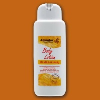 Die Milch-Honig-Bodylotion pflegt die Haut mit Panthenol,...