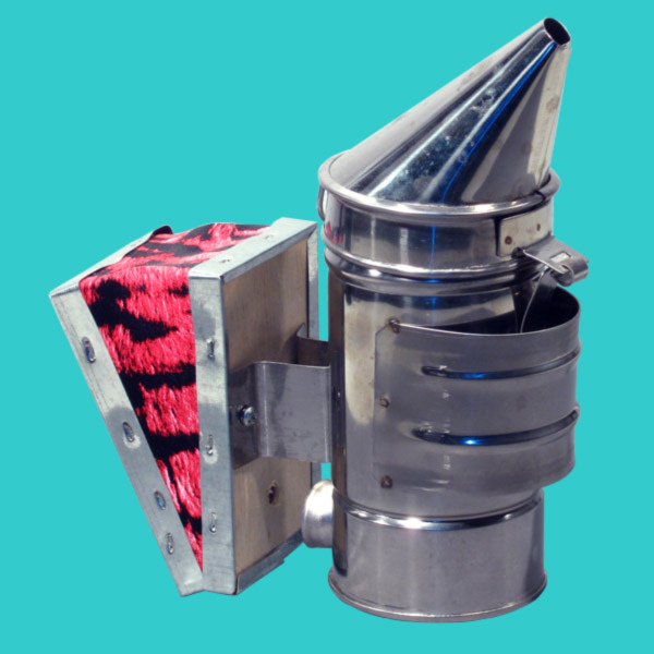 Der Edelstahl-Mini-Smoker mit Blasebalg ist ein handlicher Begleiter für alle Imker*innen. Mit einem Durchmesser von 6,5 cm und einer Höhe von 17,5 cm eignet sich dieser Mini-Smoker besonders für kleinere Bienenstöcke und für die Imkerei unterwegs.