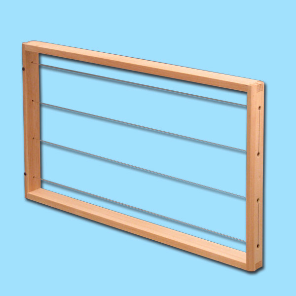 Dieses DN-Blätterstock-Rähmchen, abgeschrägt, gezapft, genagelt, geöst und gedrahtet, ist perfekt verarbeitet. Mit einer Holzstärke von 8 mm und Maßen von 370 x 223 mm ist es für eine effiziente Imkerei ideal geeignet.