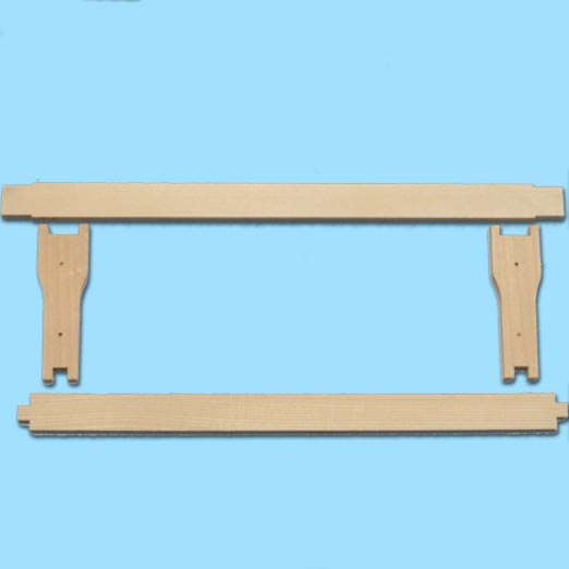 Dieses 1/2 DN-Rähmchen in Teilen mit Hoffmann-Seitenteilen ist gezapft und misst 394 x 110 mm. Die 8 mm starke Holzstruktur sorgt für Stabilität in kompakten Beutensystemen.