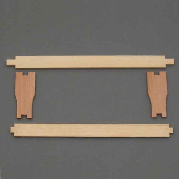Dieses Rähmchen in Teilen für die 1/2 DN-Dickwabe ist aus hochwertigem Hoffmann-Hartholz gefertigt. Die Seitenteile sind gezapft und bieten eine stabile Konstruktion. Mit den Maßen 394 x 110 mm und einer Seitenteilbreite von 45 mm ist es ideal für den Einsatz in Imkereibetrieben, die auf langlebige und präzise gefertigte Rähmchen setzen.