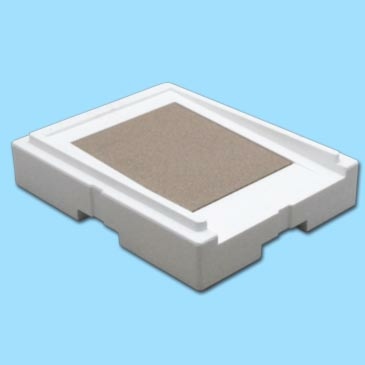 Der LCB-Zander-Boden aus Hart-Styropor® ist mit einem Laufschacht zur Aufnahme der Schieblade ausgestattet und bietet eine zuverlässige Lösung zur Varroa-Kontrolle. Das Material sorgt für eine gute Isolation und eignet sich hervorragend für den Einsatz in den Wintermonaten.