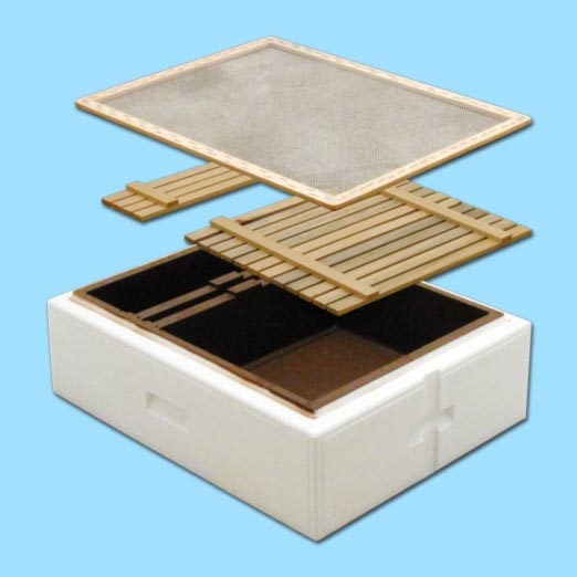 Die LCB-Zander-Zweikammer-Futterzarge aus Hart-Styropor® für 15 l Inhalt sorgt für eine effiziente Futterversorgung der Bienen. Sie enthält einen Schwimmer und eine Abdeckung und ist mit einer speziellen TERBACH®-Beschichtung ausgestattet.