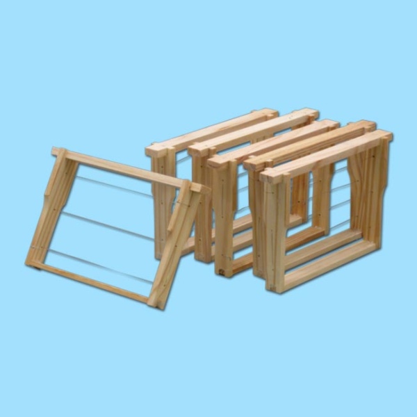 Das MINI-Plus-Rähmchen mit Styropor®-Hülle (251 x 159 mm) ist gedrahtet und eignet sich hervorragend für kleinere Beuten. Mit Hoffmann-Seiten und einer stabilen, 6-fach geösten Struktur bietet es eine zuverlässige Grundlage für die Bienenzucht. Die Kombination aus Holz und Styropor® sorgt für optimale Isolierung und Langlebigkeit.
