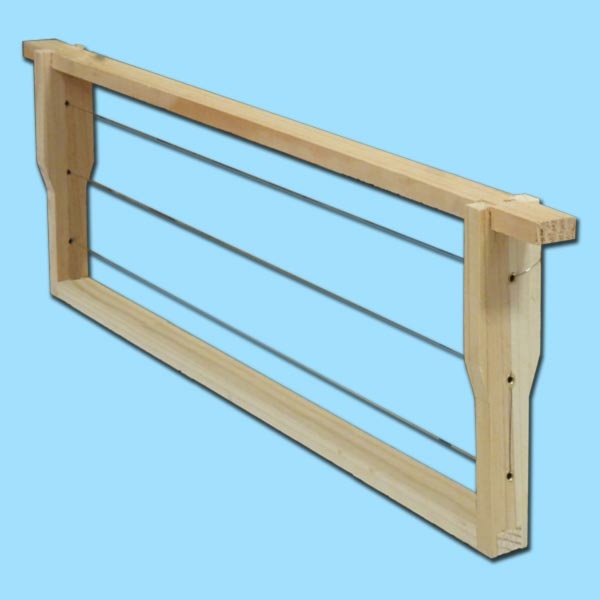 Das Zander-Flachrähmchen mit Hoffmann-Seitenteilen (477 x 159 mm) ist aus hochwertigem Holz gefertigt. Es ist gezapft, genagelt, geöst und gedrahtet, um eine stabile Struktur zu gewährleisten. Ideal für die Imkerei, da es eine zuverlässige Grundlage für Waben bildet und die Handhabung der Beute erleichtert. Mit einer Holzstärke von 10 mm bietet es Langlebigkeit und eine einfache Bearbeitung.