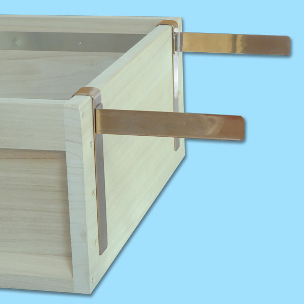 Der Rähmchenhalter aus Edelstahl für 22 mm Holzwandstärke ist ein praktisches Hilfsmittel, um bis zu vier Rähmchen seitlich abzulegen. Er eignet sich besonders für die Zander-Beute nach Dr. Liebig und weitere Imkerei-Systeme.