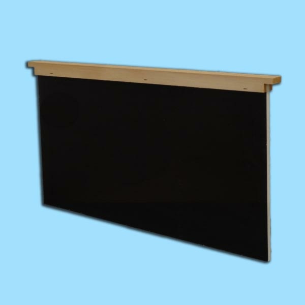 Das HEROLD-Trennschied für den Ablegerboden im Zander-Maß ermöglicht die flexible Anpassung Ihrer Beute. Mit einer Oberträgerlänge von 477 mm und einer Gesamthöhe von 234 mm ist es perfekt auf die Bedürfnisse der Bienenvölker abgestimmt. Gefertigt aus massivem Holz, bietet es Stabilität und Langlebigkeit.