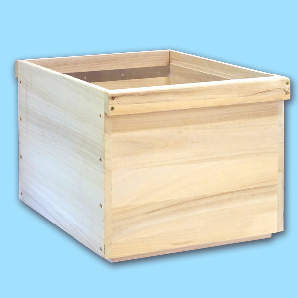 Diese HEROLD 1½-Zarge im DN-Maß aus hochwertigem Holz bietet Platz für 12 DN-Rähmchen. Mit ihren Maßen von 394 x 338 mm und einer Höhe von 34,5 cm ist sie perfekt für den anspruchsvollen Einsatz im Bienenstock geeignet. Die robuste Verarbeitung gewährleistet eine lange Lebensdauer.