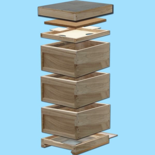 Die MCB-Beute-DN komplett aus Holz ist ein vielseitiges Beutensystem. Sie enthält drei Zargen für jeweils 12 DN-Rähmchen, einen Varroa-Boden mit Edelstahlgitter und Dämmplatten im Deckel. Mit Maßen von 50,9 x 42,6 cm und einer Höhe von 83 cm erfüllt sie alle Ansprüche moderner Imker.