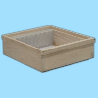 Die MCB-Futterzarge aus Holz fasst bis zu 10 Liter...