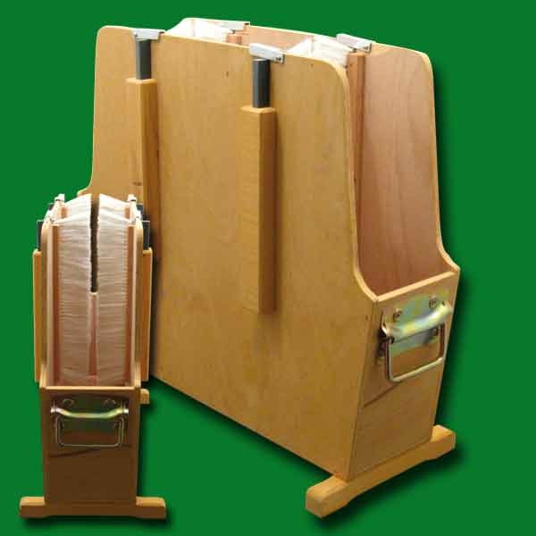 Die Abkehr-Fix Bienen-Abkehrvorrichtung ist eine innovative Lösung zur sanften Reinigung von Waben. Mit einer Länge von 63 cm, einer Breite von 27 cm und einer Höhe von 55 cm bietet sie ausreichend Platz für die Bienen und sorgt mit ihren vier Spezialbesen für eine präzise Abkehr. Ideal, um Bienen schonend von Waben zu entfernen und in den Honigraum zurückzuführen.