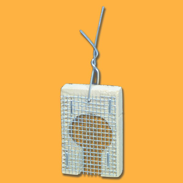 Der Zusetzkäfig aus robustem Material ist ideal, um Königinnen sicher in das Bienenvolk zu integrieren. Passend für Zander-Rähmchen, ermöglicht er eine kontrollierte und sichere Zuteilung von Königinnen in die Beute.