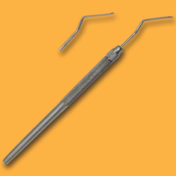 Die Schweizer Umlarvnadel für Rechts- und Linkshänder ist ein präzises Werkzeug, das eine einfache und sichere Handhabung bei der Königinnenzucht ermöglicht. Sie ist aus hochwertigem Edelstahl gefertigt und hat eine feine Spitze für exakte Arbeiten.