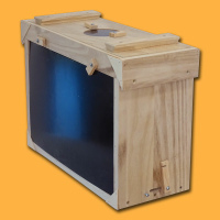 Der Kunstschwarmkasten Universal aus Holz ist ein...