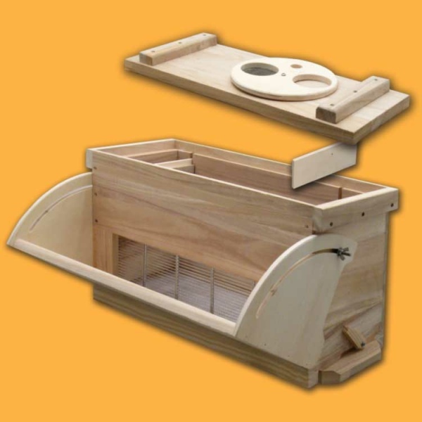 Der UNIVERSAL-Feglingskasten für DN- und Zander-Beuten ist eine vielseitige Lösung für die Bienenzucht. Mit einer Größe von 60 x 26 cm und einer Höhe von 35 cm bietet der Kasten Platz für 5 Waben. Ausgestattet mit einer Einlaufschütte, einer Futterkammer, einem Bodenlüftungsgitter und einem Varroaschieber, sorgt er für eine effiziente Belüftung und Kontrolle des Varroa-Befalls. Der Deckel mit Rundschieber ermöglicht eine einfache Handhabung und Belüftung. Ein unverzichtbares Werkzeug für die Imkerei.