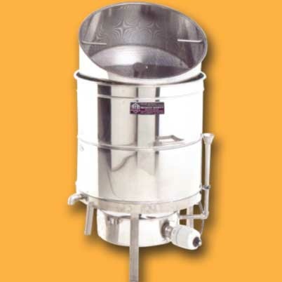 Der Dampfwachsschmelzer mit Elektroheizung (220V/3KW) aus Edelstahl überzeugt durch seine solide Konstruktion und Effizienz. Mit einem Wabenkorb ohne Spindelpresse für bis zu 30 Waben DN und Zander oder 20 Dadant Waben eignet er sich hervorragend für die Schmelzung von Bienenwachs in der Imkerei.