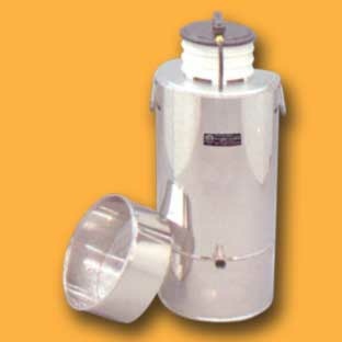 Der Edelstahl-Wachsschmelzer mit Siebeinsatz bietet Platz für ca. 12 Rähmchen und überzeugt durch seine hohe Funktionalität und Robustheit. Der Dampferzeuger (5 l, 230V/2,2 KW) sorgt für eine gleichmäßige Schmelze, während die Zeitschaltuhr die Kontrolle der Wachsschmelze erleichtert.
