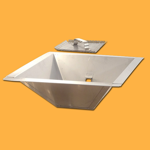 Der Wachstrichter Universal Kombi aus Edelstahl mit Trester-Lochblech und elektrischem Dampfmeister (230V/2,2KW) bietet eine effiziente Möglichkeit, Wachs zu schmelzen. Mit einem Maß von 50 x 44,5 cm und einer Höhe von 14 cm eignet er sich für mehrere Beutensysteme.
