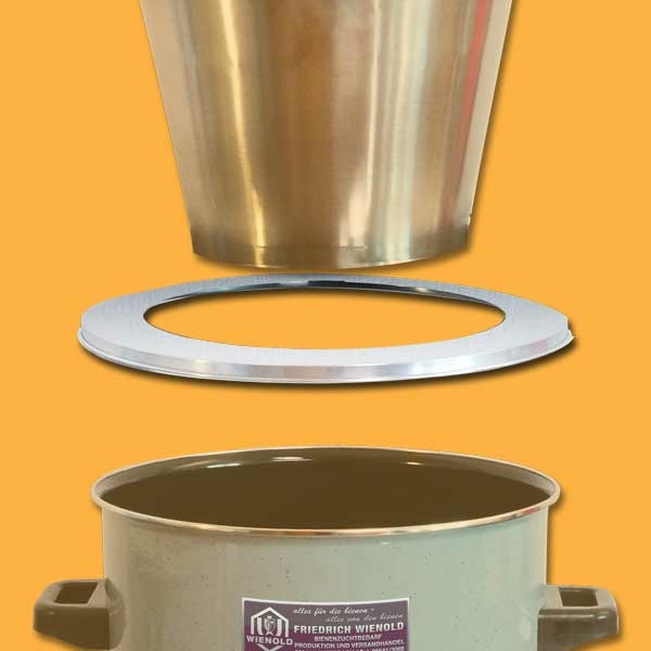 Der Abdeckring aus hochwertigem Edelstahl ist die perfekte Ergänzung für Ihren Wachsschmelzkessel. Mit einem inneren Durchmesser von 295 mm und einem äußeren von 377 mm sorgt er für eine optimale Abdeckung und verhindert Wärmeverlust. Dieses langlebige Zubehör verbindet Funktionalität mit einer zeitlosen, robusten Optik.
