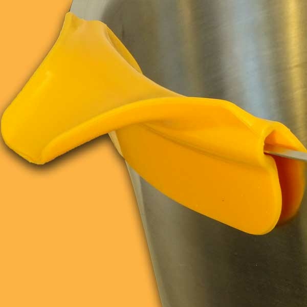 Diese Ausgießhilfe aus hitzebeständigem Silikon erleichtert das präzise Ausgießen von Wachs oder Honig. Flexibel und robust, hält sie Temperaturen bis 200 °C stand und ist ideal für den täglichen Gebrauch in der Imkerei.