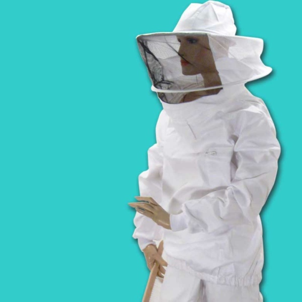 Der APILAT® Imker-Blouson ist mit einer abnehmbaren Hut/Schleier-Kombination und zwei Distanzreifen ausgestattet, die für zuverlässigen Schutz sorgen. Der Kopfbereich besteht aus doppellagigem Stoff und ist mit einem praktischen Schweißband versehen, das den Tragekomfort bei längeren Einsätzen steigert. Der Blouson lässt sich bei 60°C in der Maschine waschen, während die Haube nur per Hand gewaschen werden sollte. Mit drei Taschen ausgestattet, bietet der Blouson ausreichend Stauraum für wichtige Imkerutensilien. Diese praktische und funktionale Imkerkleidung ist für die tägliche Arbeit im Bienenstock unerlässlich.