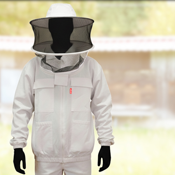Diese Imker-Jacke ist ein praktisches und komfortables Kleidungsstück für Imker*innen. Sie verfügt über einen Reißverschluss, der das An- und Ausziehen erleichtert, und eine abnehmbare Hut- oder Schleierkombination mit zwei Distanzreifen. Das Kopfteil ist aus doppeltem Stoff gefertigt und lässt sich durch ein Klettband anpassen. Die Jacke wurde vorgewaschen und ist bis 60°C maschinenwaschbar. Die Haube ist nur von Hand waschbar, um die Materialien zu schonen. Perfekt für die Arbeit im Bienenstock, bietet diese Jacke optimalen Schutz.