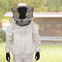 Die Imker-Jacke „Teil-Ventilation“ bietet zusätzlichen Komfort bei der Arbeit in warmen Monaten. Aus Baumwollstoff gefertigt, sorgt sie mit eingenähten Netzstreifen an den Armen und Seiten für eine optimale Luftzirkulation. Der Reißverschluss ermöglicht das einfache An- und Ausziehen, während das abnehmbare Kopfteil mit zwei Distanzreifen Schutz bietet. Diese Jacke wurde vorgewaschen und ist bis 60°C maschinenwaschbar, während die Haube nur von Hand gewaschen werden sollte.