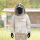 Diese Imker-Jacke Teil-Ventilation kombiniert traditionelles Design mit moderner Funktionalität. Gefertigt aus robustem Baumwollstoff, sorgt die Jacke dank der dreilagigen Netzstreifen an den Armen und Seiten für eine hervorragende Luftzirkulation, was sie ideal für längere Arbeiten an warmen Tagen macht. Das abnehmbare Kopfteil mit Reißverschluss lässt sich individuell anpassen, und die Jacke kann problemlos in der Maschine gewaschen werden, während die Haube von Hand gereinigt werden sollte. Ein praktisches, komfortables Kleidungsstück für den anspruchsvollen Imker.