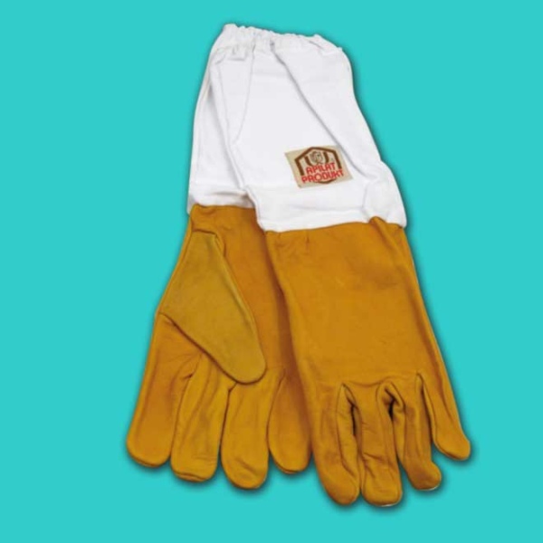 Die APILAT®-Imker-Handschuhe mit Stoffstulpe und gelbem Chrom-Vollnarbleder bieten eine exzellente Haltbarkeit und Schutz bei der Arbeit mit Bienen. Das robuste Leder schützt vor Stichen, während die Stoffstulpe zusätzlichen Komfort bietet. Diese Handschuhe sind in mehreren Größen erhältlich, sodass sie optimal an die Handgröße des Imkers angepasst werden können.