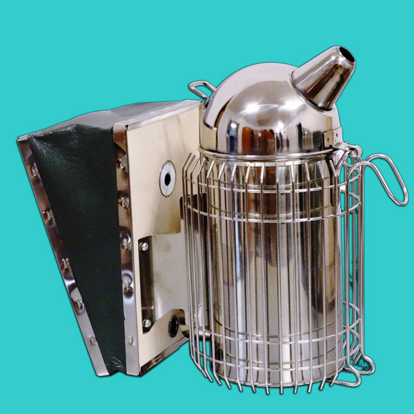Der Smoker „Classic“ PRO mit einem Durchmesser von 10 cm aus Edelstahl besticht durch sein klassisches Design und seine ausgezeichnete Handhabung. Ausgestattet mit einem Hitzeschutzgitter, einem verfeinerten Eingreifschutz und einem innovativen Leder-Blasebalg bietet dieser Smoker eine gleichmäßige Rauchverteilung und optimale Sicherheit bei der Arbeit mit den Bienen.