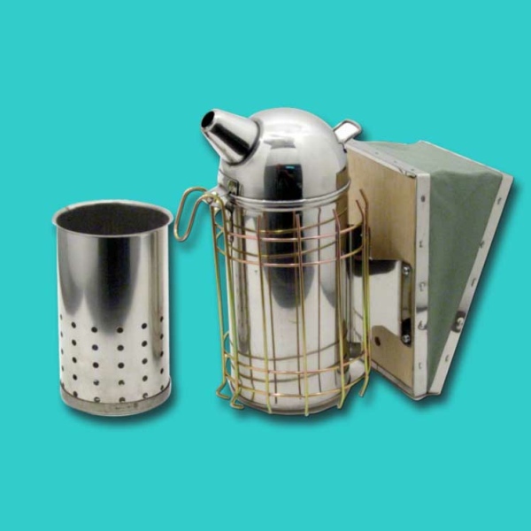 Der Edelstahl-Smoker mit einem Durchmesser von 10 cm ist der ideale handliche Smoker für kleinere Imkereien oder für den Einsatz unterwegs. Mit einer praktischen Druckknopfbedienung kombiniert dieser Smoker die bewährte ApiSmoker Classic-Technologie mit einem batteriebetriebenen Motorgebläse. Er ist einfach zu bedienen und benötigt lediglich drei AAA-Batterien.