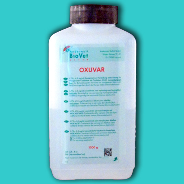OXUVAR 5,7% (1000 g) ist eine größere Verpackung der Oxalsäurelösung, die eine besonders kosteneffiziente Variante für die Varroabehandlung bei größeren Bienenvölkern darstellt. Es ist vielseitig einsetzbar sowohl für Träufel- als auch für Sprühbehandlungen.