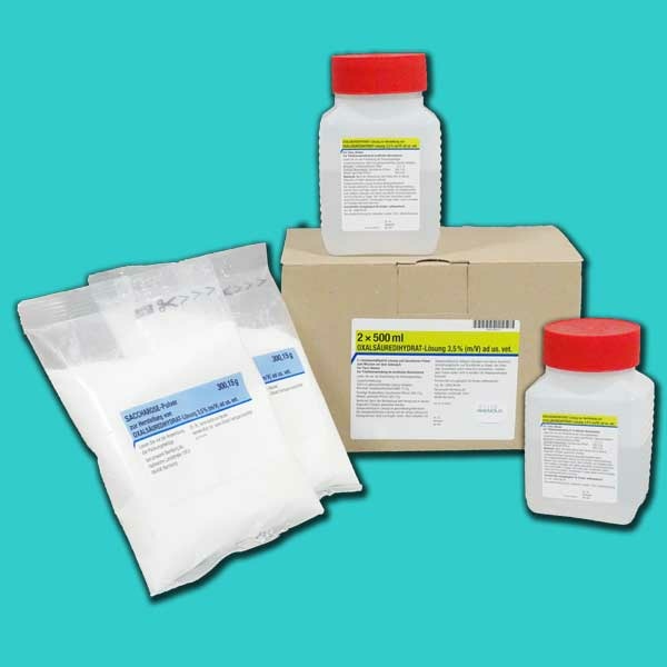 Oxalsäuredihydrat Lösung 3,5%, ad.us.vet. wird zur Behandlung der Varroose bei brutfreien Bienenvölkern eingesetzt. Die Packung enthält alles, was für die Herstellung der Lösung erforderlich ist, und ist eine bewährte Methode zur Milbenbekämpfung.