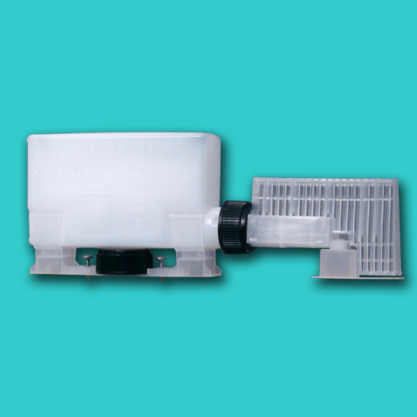Der Nassenheider Verdunster Universal H Doppelpack besteht aus zwei Verdunstergeräten, Dochtschutzkörbchen und Edelstahlschrauben. Dieses Set bietet alles, was für die effektive Verdunstung von Säuren wie Ameisensäure und Oxalsäure benötigt wird.