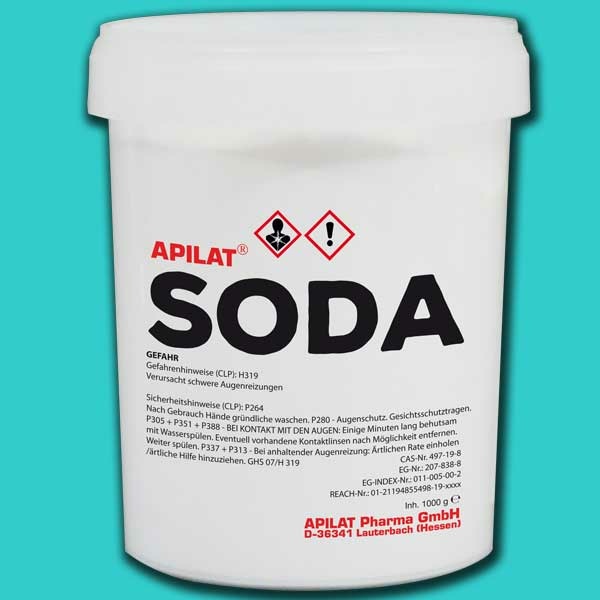 Soda ätzend in einer 1 kg-Packung ist ein effektives Reinigungs- und Desinfektionsmittel für Beuten, Rähmchen und Futtergeschirre. Diese Substanz wird je nach Bedarf in einer 5-6%igen Lösung verdünnt und sorgt so für eine gründliche Reinigung.