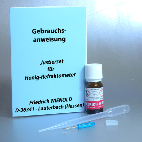 Das Justierset für Honig Refraktometer, inklusive Nelkenöl, Pipette und Justierkristall, bietet alles, was Imker*innen für präzise Messungen benötigen. Ein kleines, aber entscheidendes Set für genaue Honiganalysen.