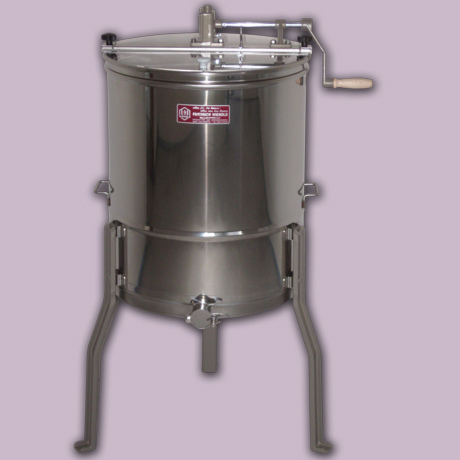 Diese robuste, handbetriebene 4-Waben-Honigschleuder im Nirosta-Design besticht durch ihre hohe Qualität und präzise Verarbeitung. Der Kessel hat einen Durchmesser von 520 mm und ist für DN, ZA, LA und Dadant-Maß geeignet. Mit einem Quetschhahn ausgestattet und ohne Mittelachse für einen optimalen Schleuderprozess. Der Plexi-Deckel sorgt für eine klare Sicht auf das Schleudergut. Der Handantrieb mit Freilauf und Rückdruckbremse garantiert ein einfaches Arbeiten.