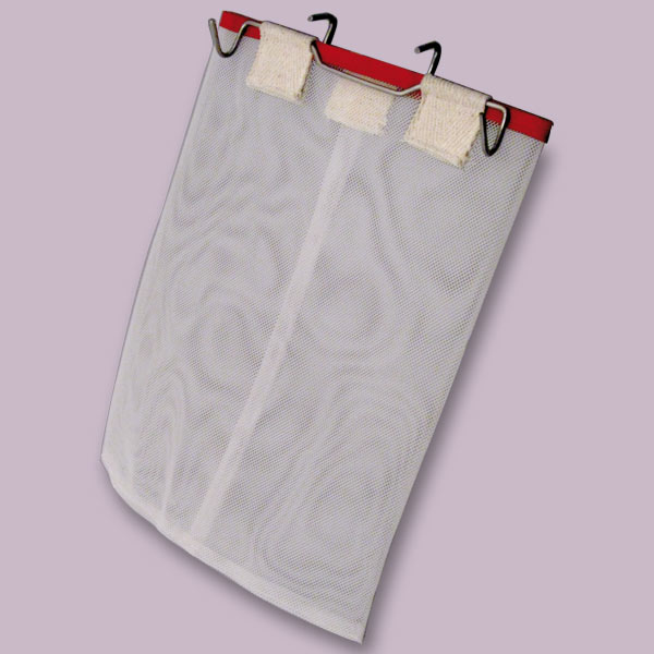 Diese Entdecklungswachstasche aus strapazierfähigem Nylon ist ideal zum Ausschleudern von feuchtem Entdecklungswachs. Mit den Edelstahl-Korbhaken und der praktischen Größe von 37 x 29 cm lässt sich das Wachs effizient und sauber abtrennen. Ein unverzichtbares Zubehör für Imker, die ihre Schleuderkörbe optimal nutzen wollen.