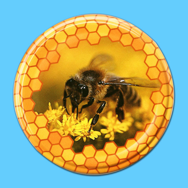 Der TO-Deckel für 500g-Gläser im 82 mm Durchmesser zeigt ein Wabenmuster mit einer Biene auf einer Blüte. Dieses dekorative Design ist perfekt für Imker*innen, die ihre Produkte mit einem besonderen Flair präsentieren möchten.