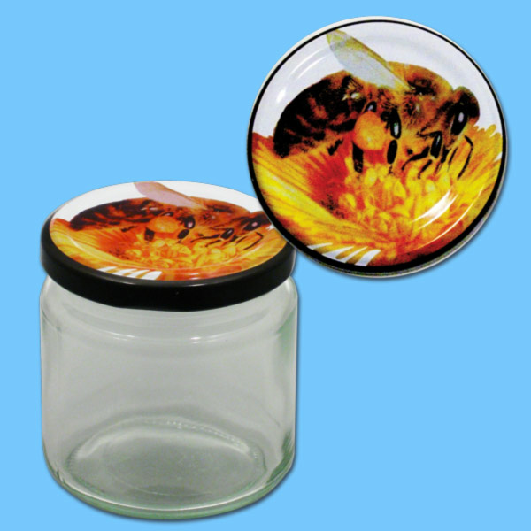 Dieses neutrale 250g-Honigglas mit einem Twist-Off-Metall-Deckel (66 mm Ø) bietet eine zeitlose und schlichte Verpackungslösung. Es ist im praktischen 12-Stück-Karton erhältlich und eignet sich perfekt für kleinere Honigmengen. Die klare Optik des Glases unterstreicht die natürliche Qualität des Honigs.
