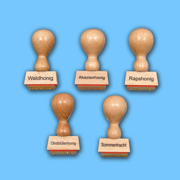 Der Honig-Sortenstempel ist ein unverzichtbares Werkzeug für Imker, die ihre Honigsorten direkt und professionell kennzeichnen möchten. Mit diesem Stempel können Sie Ihre Gläser schnell und zuverlässig mit dem gewünschten Sortenaufdruck versehen.